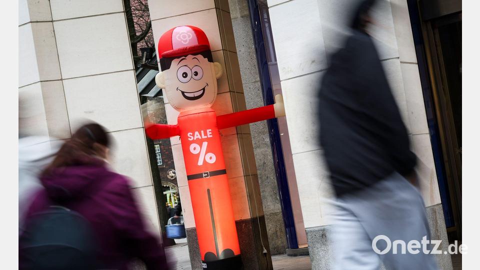Passanten sind mit ihren Weihnachtseinkäufen auf der Mönckebergstraße in der Innenstadt unterwegs. Bild: Christian Charisius/dpa