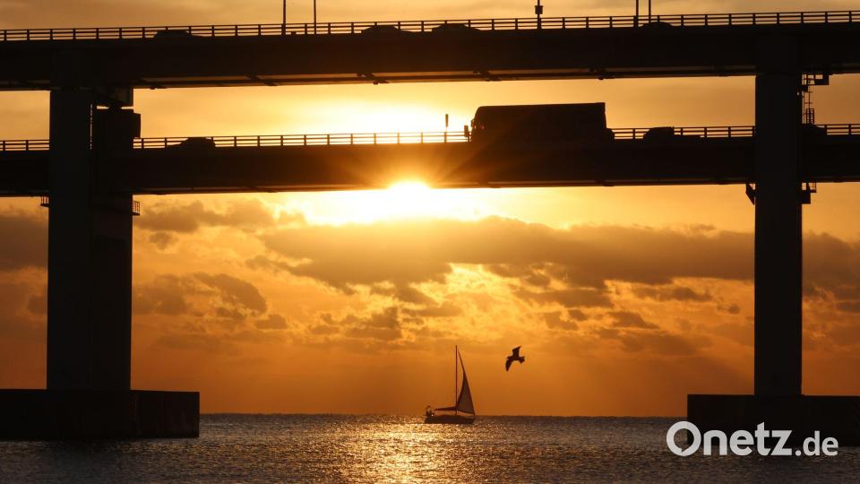 Südkorea: Früher Sonnenaufgang über Gwangan-Brücke in Busan Bild: Yonhap/YNA/dpa