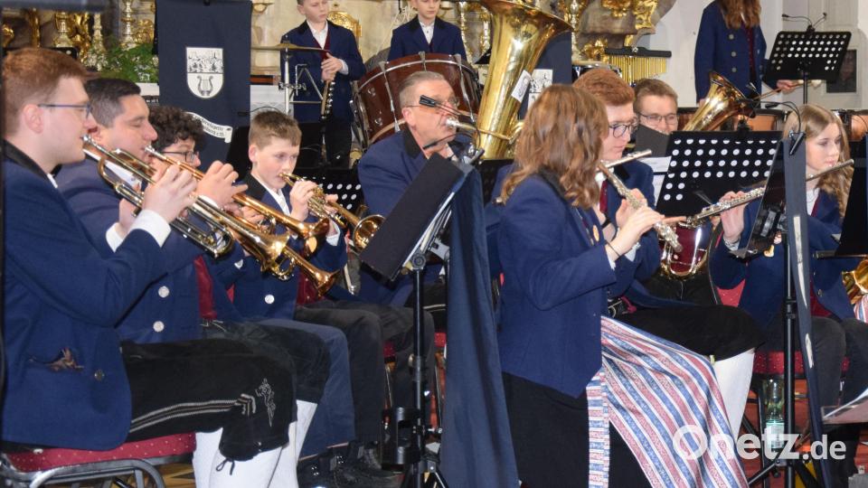 Das Nachwuchsorchester der Trachtenkapelle Hohenburg ist auf einem guten Weg. Das Ensemble hatte unter der Leitung von Tanja Fruth einen Teil des Weihnachtskonzertes übernommen. Bild: bö