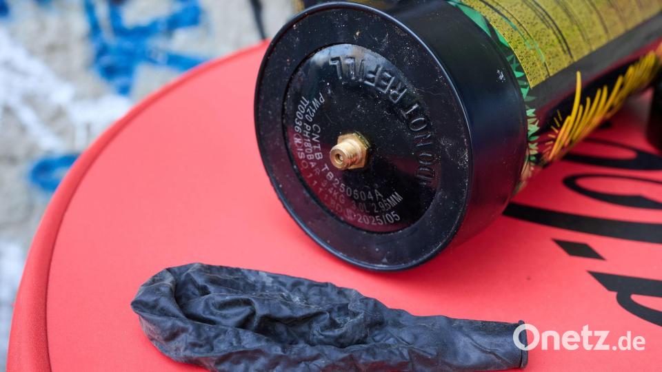 Lachgas hatte sich zur beliebten Partydroge gemausert und wird oft über einen Luftballon konsumiert. Symbolbild: Annette Riedl/dpa