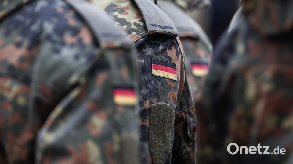 Junge Leute bekommen bald Post von der Bundeswehr. Symbolbild: Hannes P. Albert/dpa