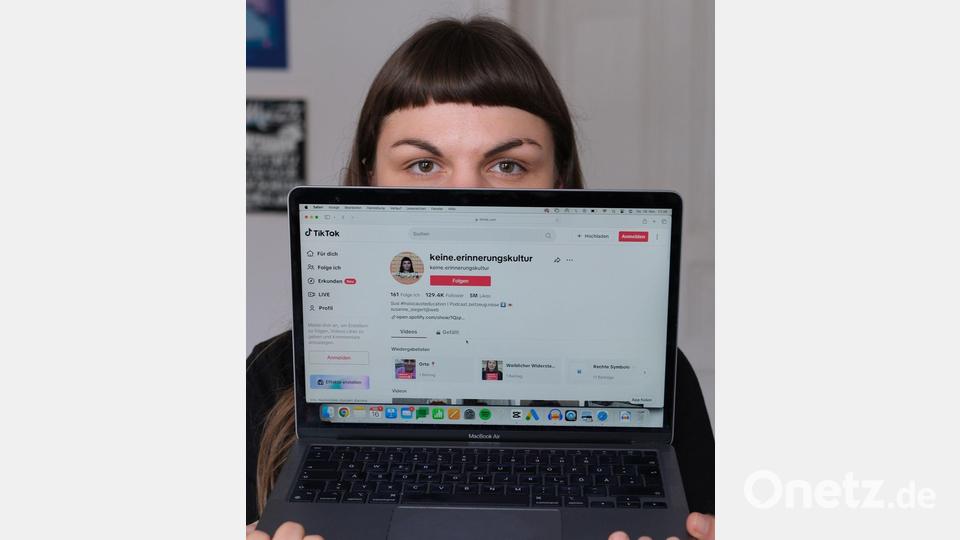 Susanne Siegert betreibt bei Instagram und Tiktok Accounts zur Erinnerungsarbeit. (Archivbild) Bild: Sebastian Willnow/dpa