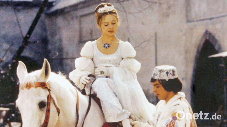 Der Prinz (Pavel Travnicek) passt Aschenbrödel (Libuse Safrankova) den verlorenen Schuh an - eine Szene aus „Drei Haselnüsse für Aschenbrödel“ (undatiert). (Archivbild) Bild: Degeto/WDR/dpa