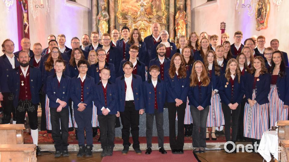 Das Gesamtensemble der Trachtenkapelle Hohenburg hatte neuer mit etwa 60 Musikerinnen und Musikern zum Konzert auf Weihnachten hin in die Pfarrkirche eingeladen. Bild: bö