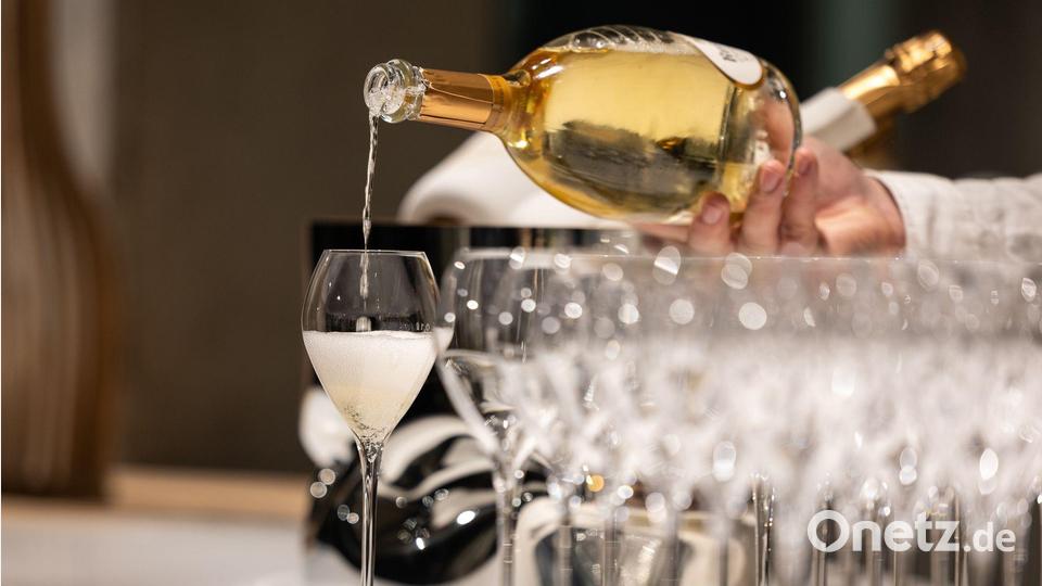 An den Feiertagen besonders präsent: alles, womit sich anstoßen lässt. Bild: Hannes P Albert/dpa/dpa-tmn