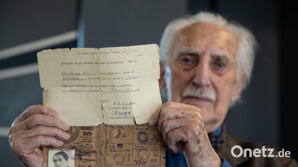 Leon Weintraub hält seine Immatrikulationsbescheinigung und seinen Studentenausweis in der Hand. (Archivbild) Bild: Swen Pförtner/dpa
