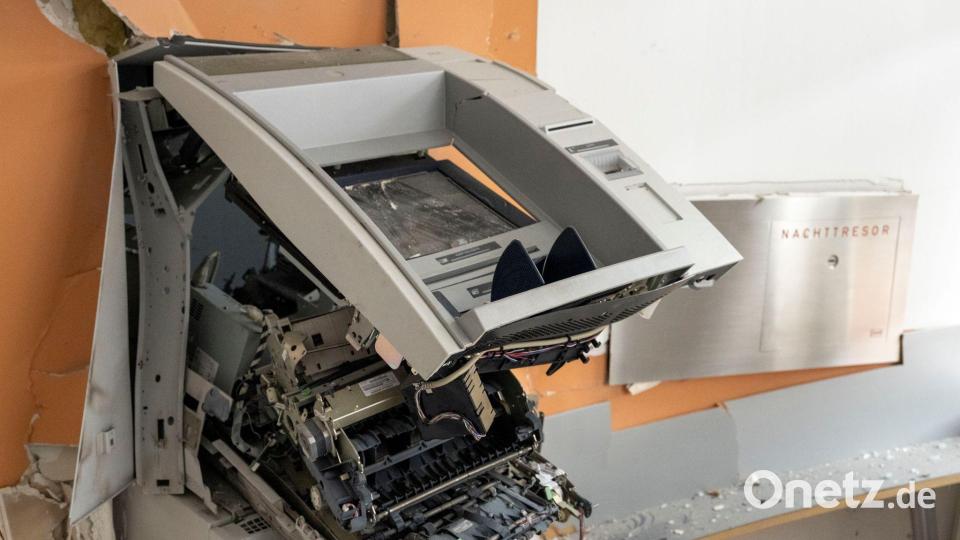 Das Quartett soll am Montagmorgen einen Geldautomaten in Ehekirchen gesprengt haben. Bild: Stefan Puchner/dpa