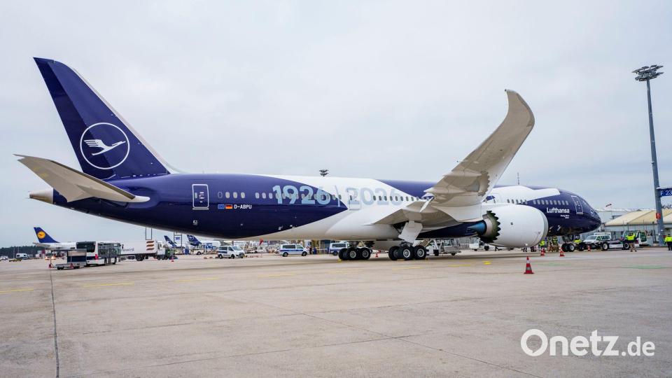 Sechs Flugzeuge will die Lufthansa mit einer Sonderlackierung versehen, die das Kranich-Symbol mit der 100 und den Jahreszahlen 1926 und 2026 verbindet. Bild: Andreas Arnold/dpa