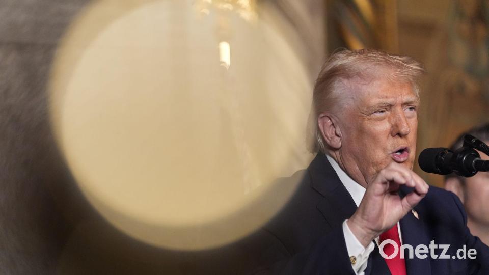 Trump ändert seinen Ton gegenüber Clinton. Bild: Alex Brandon/AP/dpa