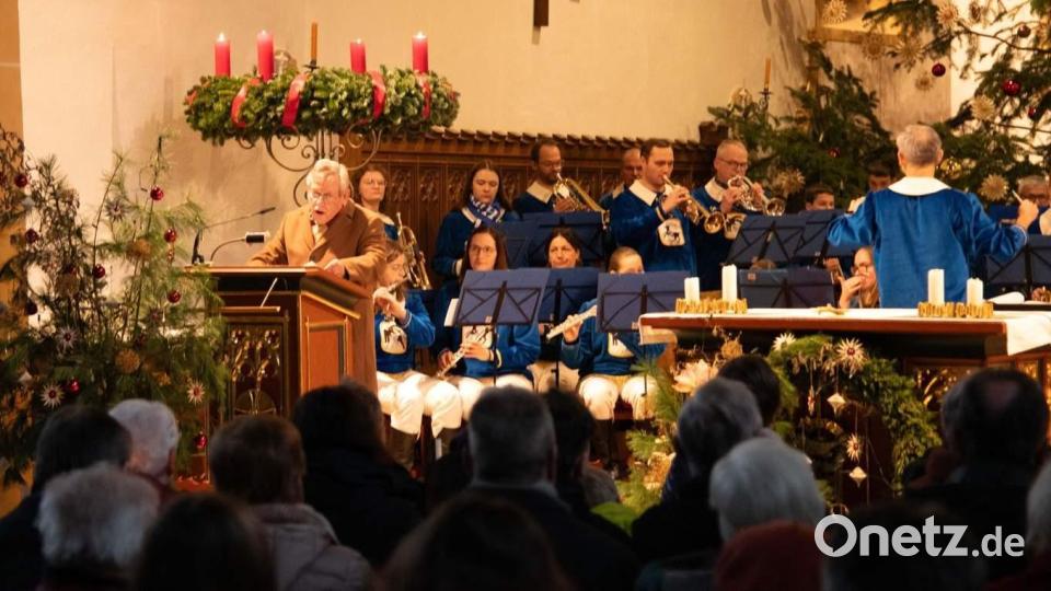 Werner Schulz trug im Verlauf des Medleys „Winterrose“ zwischen den Weihnachtsliedern abschnittweise Karl Heinrich Waggerls Weihnachtsgeschichte „Der störrische Esel und die süße Distel der Heil’gen Nacht“ vor. Bild: Michael Knietsch