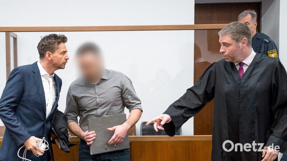 Die Verteidiger räumten zu Prozessbeginn ein, dass der Angeklagte (m., verpixelt) sich heimlich beim Geschlechtsverkehr mit mehreren Frauen gefilmt und die Videos anschließend ins Internet gestellt hatte. (Archivbild) Bild: Daniel Vogl/dpa