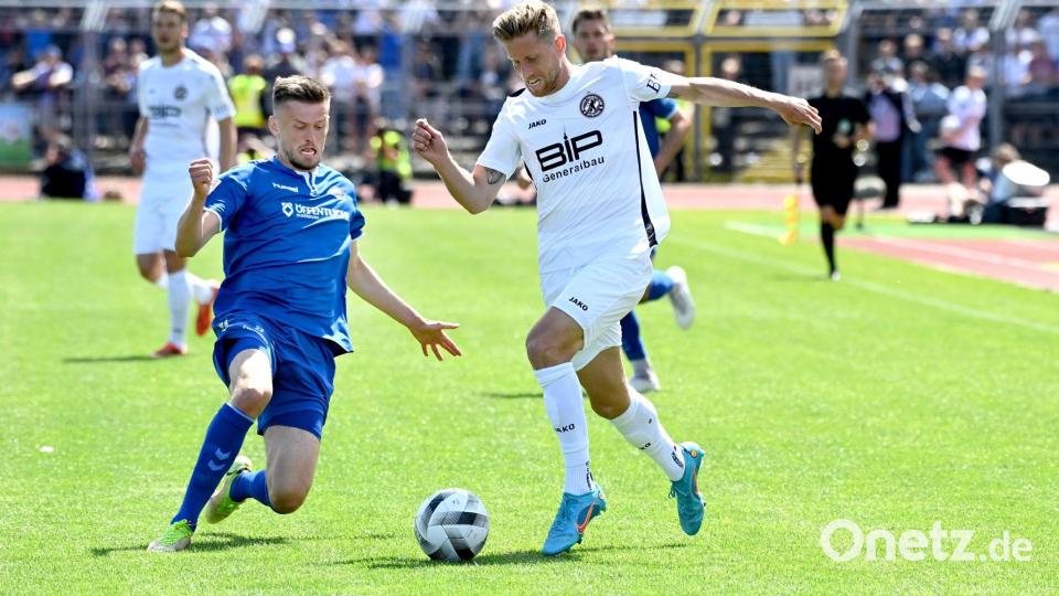 Hertner (r) bei einem Zweikampf im Trikot des BFC Dynamo Berlin. (Archivbild) Bild: Hauke-Christian Dittrich/dpa