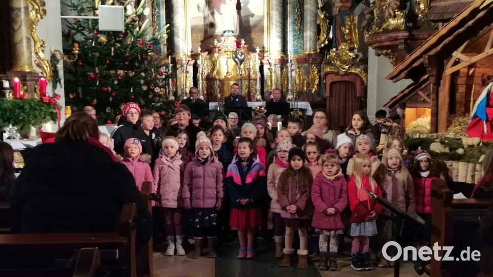 Die Buben und Mädchen des Kinderchors erfreuten die Gäste besonders. Bild: amö