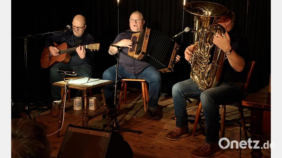 Jürgen Walbert, der Schieder Luk und Peter Fuhrmann (von links) hatten für jede Geschichte die passende Musik. Bild: Hans Prem