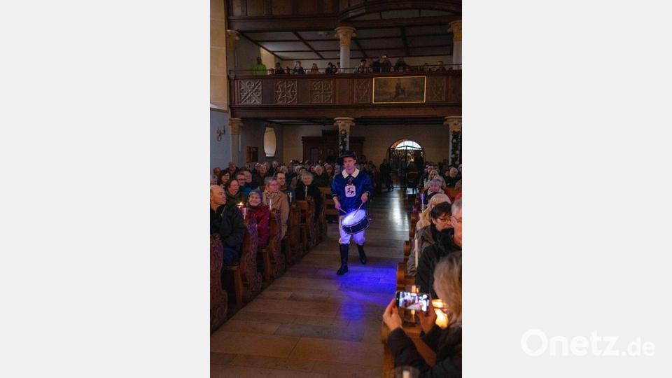 Beim Medley „Happy Christmas“ marschierte Simon Leipert trommelnd vom Hauptportal der Kirche aus nach vorne zum Altarraum. Mit seiner Ankunft setzte das Orchester das Medley mit dem „Little Drummer Boy“ fort. Bild: Michael Knietsch
