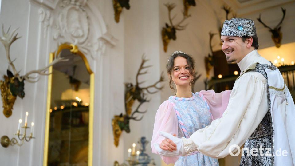 Anna Gregor als Aschenbrödel und Felix Hauke als Prinz tanzen im Festsaal von Schloss Moritzburg, dem einstigen Jagdschloss der Wettiner, vor der Eröffnung der traditionellen Winterausstellung „Drei Haselnüsse für Aschenbrödel“ zum gleichnamigen Kultfilm. Die Präsentation macht bis zum 1. März 2026 die Welt rund um den bekannten Märchenfilm erlebbar. (Archivbild) Bild: Robert Michael/dpa