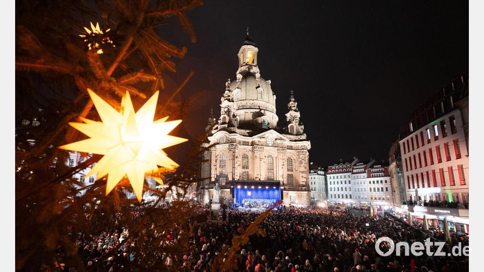 Zahlreiche Besucher verfolgen die traditionelle Christvesper auf dem Neumarkt vor der Frauenkirche in Dresden. Bild: Sebastian Kahnert/dpa