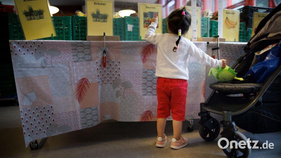 Laut den Tafeln steigt die Zahl der Kunden im Kindes- und Jugendalter. (Archivbild) Bild: Carsten Koall/dpa