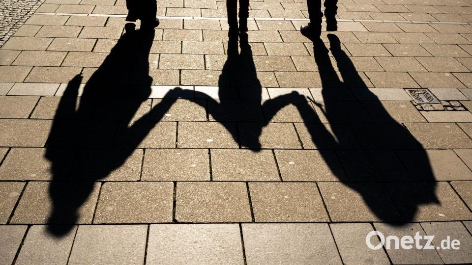 Das Kindergeld steigt 2026. Symbolbild: Peter Kneffel/dpa