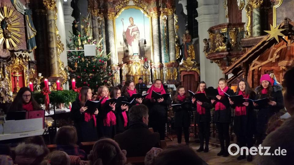 Der Chor Ganz &amp; Gar Ü 20 brachte englische Weihnachtslieder. Bild: amö