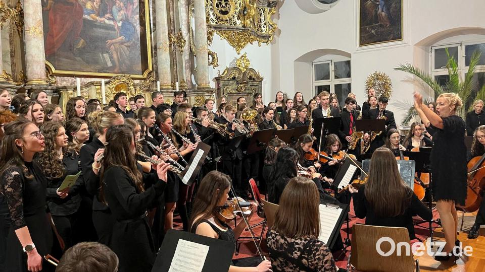 Chor und Orchester unter Leitung von Michaele Treese zeigten ihr Können beim Weihnachtskonzert am Max-Reger-Gymnasium. Bild: Marion Mack