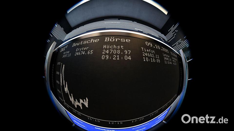 Die Konzerne in Dax und MDax zahlen erneut Milliarden an ihre Anteilseigner - die Summe ist aber voraussichtlich kleiner als ein Jahr zuvor. (Symbolbild) Bild: Arne Dedert/dpa