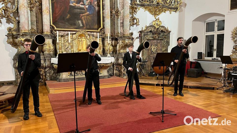 Unter der Leitung von Robert Vogel stimmte das Vogelhorntrio beim Weihnachtskonzert des Max-Reger-Gymnasiums Amberg auf Weihnachten ein. Bild: Marion Mack