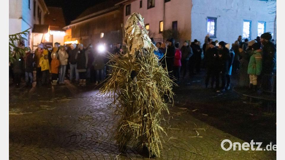 Herrschekloese ziehen durch Gethles. Bild: Michael Reichel/dpa