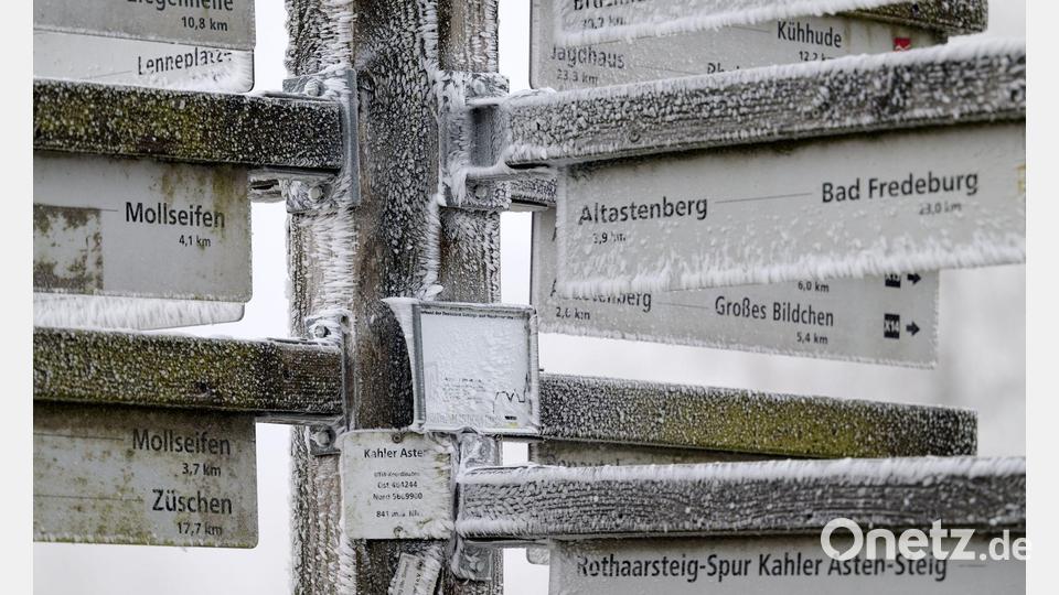 Schneekristalle haben sind auf einem Wander-Wegweiser auf dem Kahlen Asten gebildet. Bild: Bernd Thissen/dpa