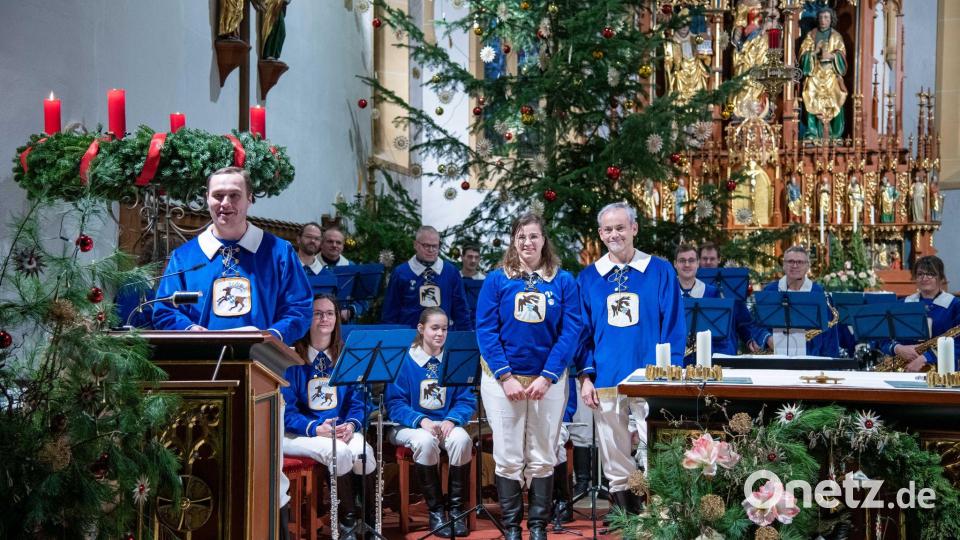 Am Ende des Konzerts hatten die Musikerinnen und Musiker, allen voran (vorne von links) Vorstand Maximilian Stein, Andrea Fleischmann und Marcus Hoffmann, gut lachen angesichts der stehenden Ovationen des begeisterten Publikums. Bild: Michael Knietsch