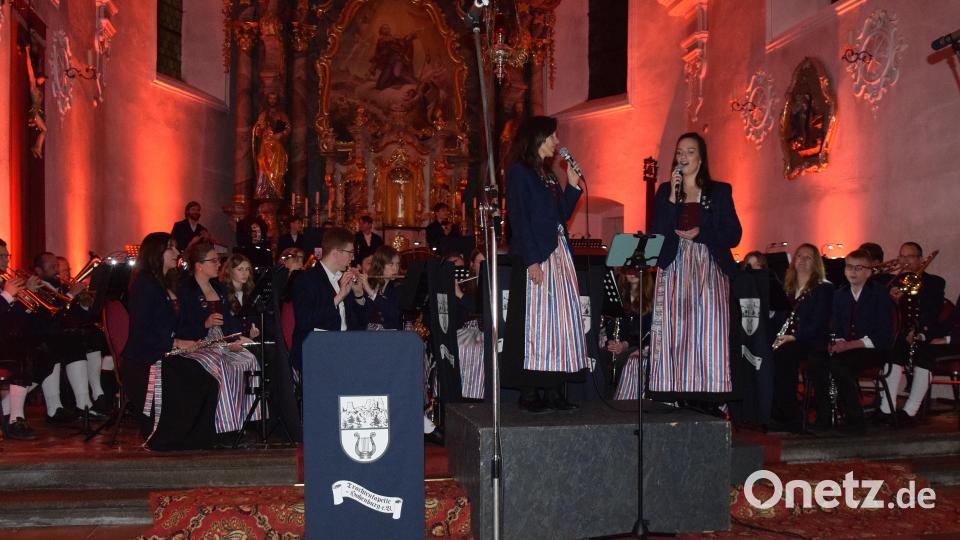 Stilvoll auf Weihnachten hin: "This little Light of Mine" - das kleine Licht von mir . Mit dem Lied gaben die Musikerinnen und Musiker der Trachtenkapelle Hohenburg mit ihren singenden Dirigentinnen Anja Paulus (li.) und Tanja Fruth (re.) viel weihnachtliche Stimmung mit auf den Heimweg. Bild: bö