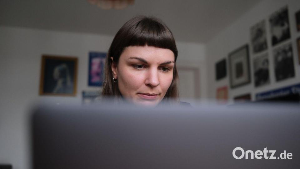 Susanne Siegert, Content Creator, sitzt am Laptop. Die 33-Jährige aus Leipzig informiert auf Tiktok und Instagram über den Holocaust. (Archivbild) Bild: Sebastian Willnow/dpa