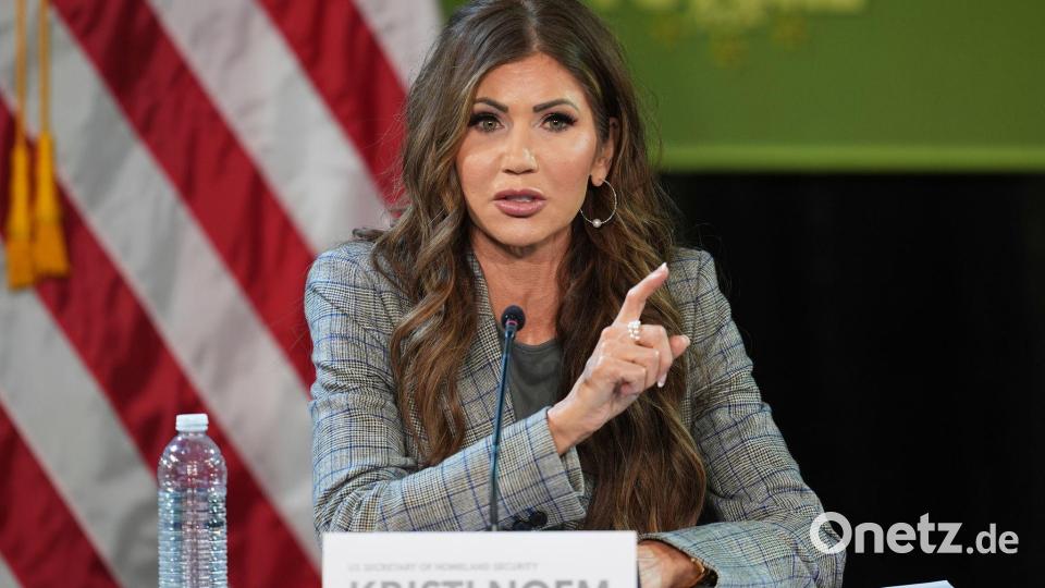 Das beste Weihnachtsgeschenk sei für „illegale Ausländer“ die Selbstabschiebung, wirbt US-Heimatschutzministerin Kristi Noem. Bild: Paul Sancya/AP/dpa