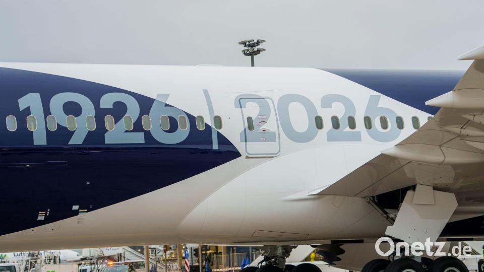 Die Boeing 787 mit „100 Jahre Kranich“-Sonderlackierung trägt die Jahreszahlen 1926 / 2026 auf der Seite. Bild: Andreas Arnold/dpa