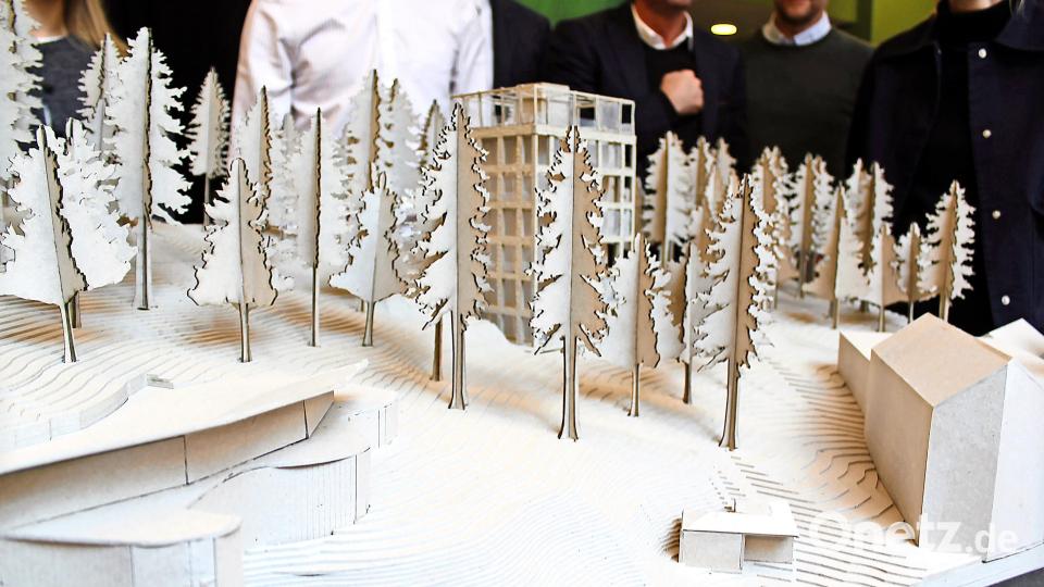 Anstelle des alten Kassenhäuschens auf der Luisenburg soll ein neues Besucherzentrum in Turmform entstehen. Das Bild zeigt den Entwurf zwischen dem Luisenburg-Resort (rechts) und dem Eingang zum Theater (links). Bild: Christian Schilling