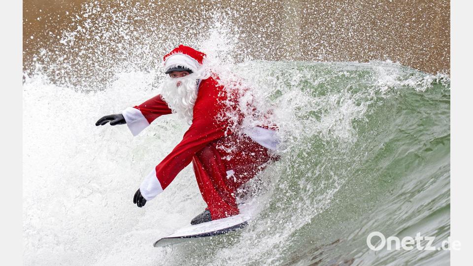 Surflehrer und Rettungsschwimmer Finn Clark aus Gorebridge verkleidet sich als Weihnachtsmann für eine Surfsession im Lost Shore Surf Resort in Newbridge, in der Nähe von Edinburgh. Bild: Jane Barlow/PA Wire/dpa