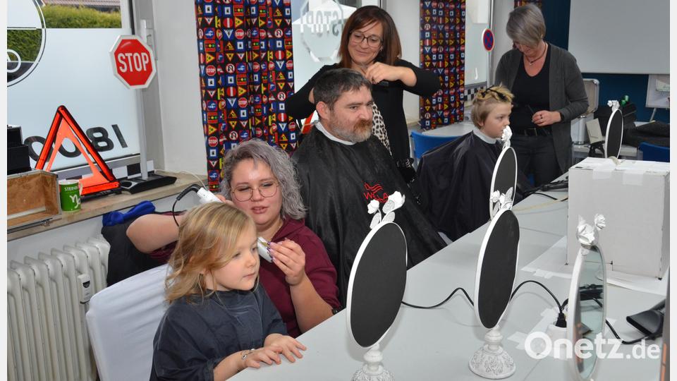 In "Balko's Fahrschule" wird an diesem Tag die Theorie ausgesetzt und Köpfe für den guten Zweck frisiert. Bild: dob