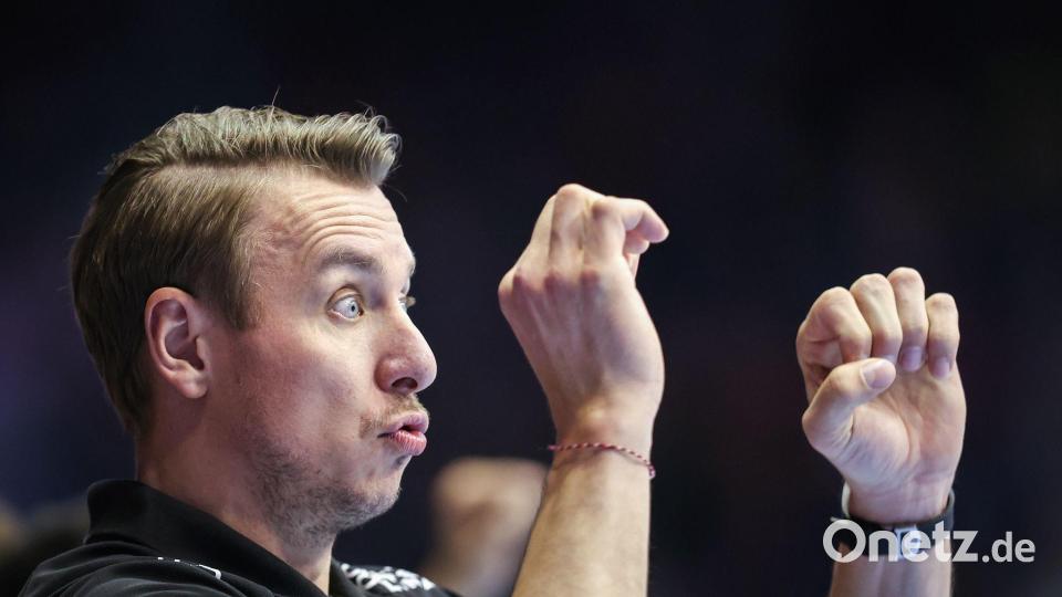 Kiels Trainer Filip Jicha reagiert. Bild: Ronny Hartmann/dpa-Zentralbild/dpa