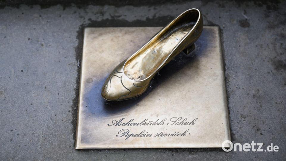 Der Tanzschuh aus Bronze, den Aschenbrödel im Kultfilm „Drei Haselnüsse für Aschenbrödel“ auf der Treppe am Schloss Moritzburg verlor, als sie vor dem Prinzen weglief. Im Festsaal von Schloss Moritzburg, dem einstigen Jagdschloss der Wettiner, wurde heute die traditionelle Winterausstellung „Drei Haselnüsse für Aschenbrödel“ zum gleichnamigen Kultfilm eröffnet. Die Präsentation macht bis zum 1. März 2026 die Welt rund um den bekannten Märchenfilm erlebbar. (Archivbild) Bild: Robert Michael/dpa