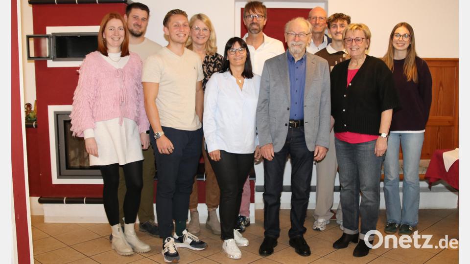 Inmitten seiner Kinder und Enkel mit Ehepartnern fühlt sich Apotheker Franz Wolf besonders wohl. Zusammen stießen sie auf 85 Jahre erfüllten Lebens an. Bild: Franz Wolf junior/exb