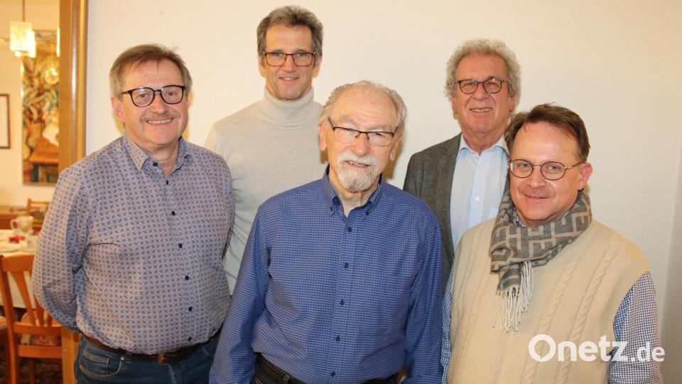 Apotheker Franz Wolf (Mitte) ist ein geschätzter Bürger der Stadt und Pfarrgemeinde. Zum Ehrentag gratulierten Klaus Nigg und Dieter Mittelmeier vom Turnverein Vohenstrauß, Dritter Bürgermeister Alfons Raab und Dekan Alexander Hösl (von links nach rechts). Bild: Franz Wolf junior/exb