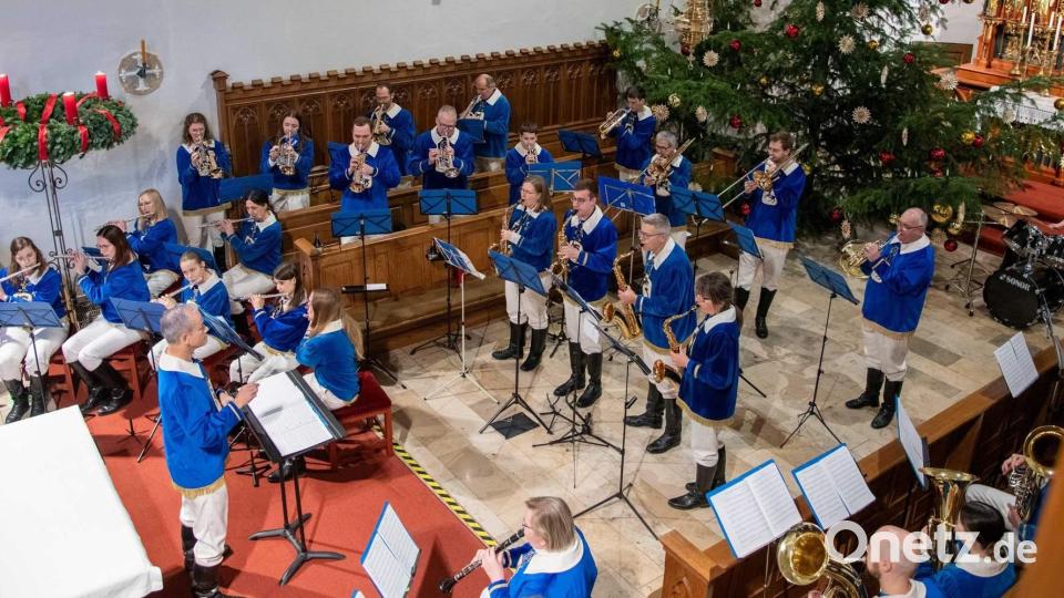 Zu einem mit Ovationen gefeierten musikalischen Erlebnis geriet das Weihnachtskonzert des Musikzugs. Das Orchester glänzte unter Leitung von Marcus Hoffman (am Dirigentenpult) beziehungsweise Andrea Fleischmann (sitzend vorne links) in seiner „Lichterstunde“ mit beeindruckenden Darbietungen von traditionellen wie modernen Weihnachtsklängen Bild: Michael Knietsch