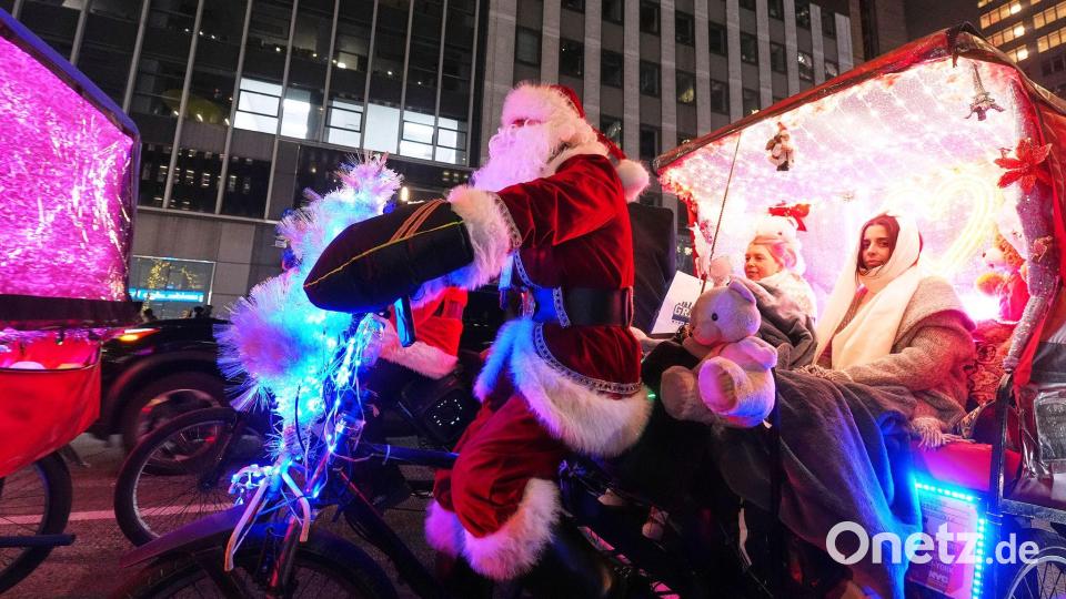 Santa on Tour: Weihnachtsmann radelt Fahrgäste durch New Yorks Sixth Avenue Bild: Frank Franklin II/AP/dpa