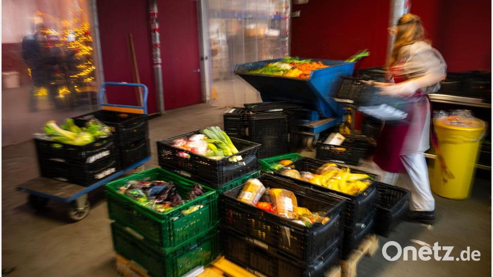 Lebensmittel gesucht, Helfer gesucht: Die Lage bei den Tafeln in Deutschland bleibt angespannt. (Archivbild) Bild: Sina Schuldt/dpa