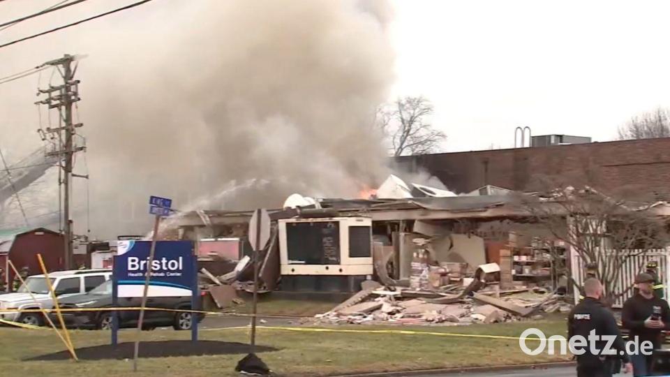 Als mögliche Ursache der Explosion am Dienstagabend wird ein Gasleck vermutet. Bild: Uncredited/WPVI-TV/6ABC via AP/dpa