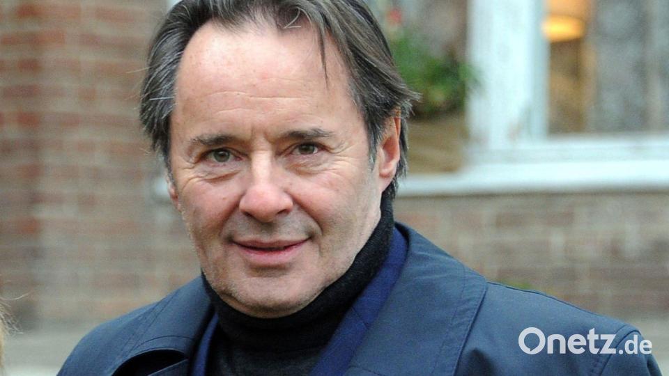 Uwe Kockisch - hier am Set - spielte auch in der ARD-Serie „Weissensee“. Bild: Bernd Settnik/dpa