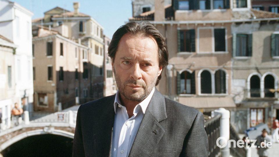 Als Commissario Brunetti löste Kockisch Kriminalfälle in der malerischen Kulisse von Venedig. Bild: Martin Menke/rbb/ARD Degeto/dpa