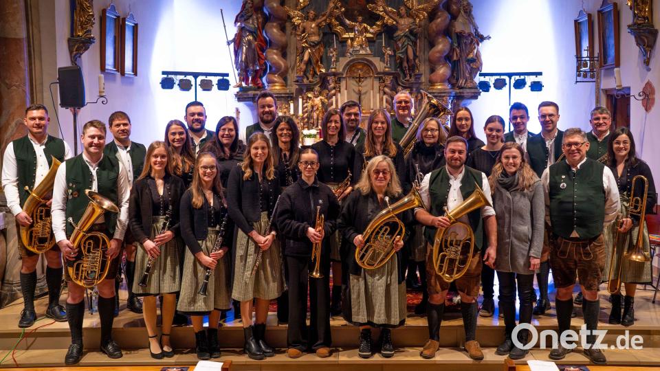 Die Blaskapelle Teunz freute sich über viel Applaus beim Weihnachtskonzert. Die Leitung hat Diplom-Musiklehrer Stefan Karl (vorne rechts). Bild: Robert Zach