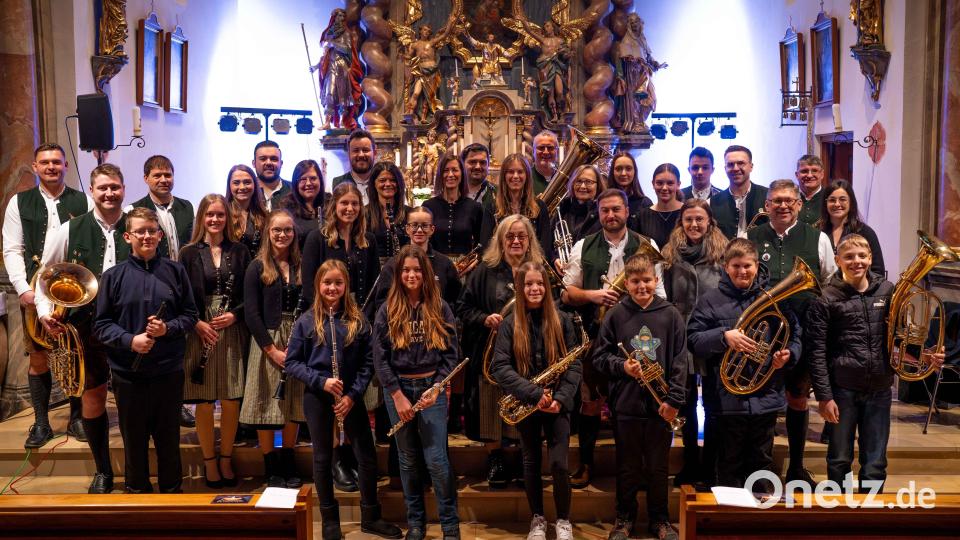 Die Blaskapelle Teunz begeisterte zusammen mit der Bläserklasse beim Weihnachtskonzert unter der Leitung von Stefan Karl (Dritter von rechts). Bild: Robert Zach