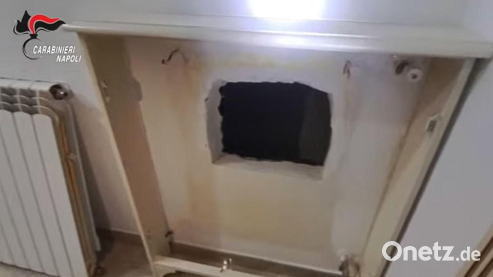 Hinter diesem Loch in der Mauer hatte der gesuchte Boss eines Camorra-Clans sein Versteck. (Handout) Bild: --/Carabineri Napoli/dpa